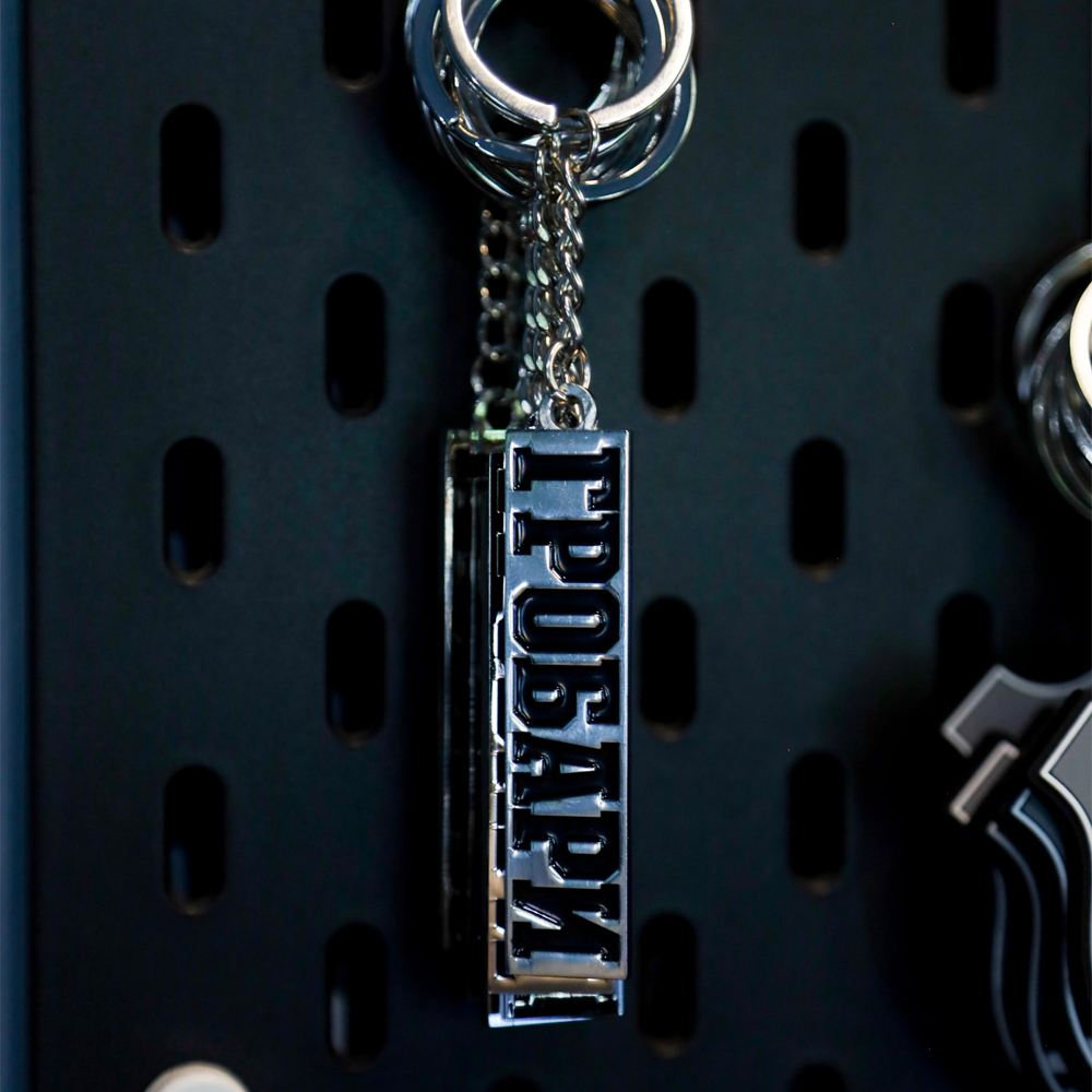 Привезак ГРОБАРИ метални Привезак Гробари - Слика 1